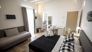 Habitación cuádruple | Ropa de cama de alta calidad, minibar, decoración individual