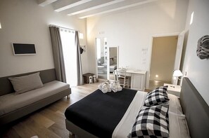 Quadruple Room | Premium bedding, minibar, individually decorated, individually furnished - La Maison (Trani)