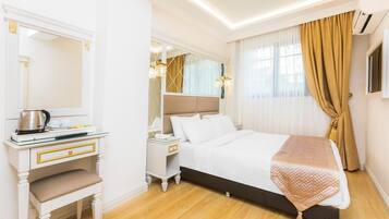 Roupas de cama premium, frigobar, cofres nos quartos, escrivaninha