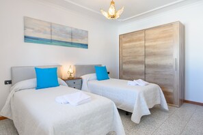 3 slaapkamers, een strijkplank/strijkijzer, gratis wifi, beddengoed