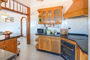 Fridge, microwave, oven, stovetop - Villa Titán Close to National Park with Pool, Terrace, Mountain Views & Wi-Fi (Mancha blanca, Tinajo)