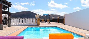 Villa Titán Close to National Park with Pool, Terrace, Mountain Views & Wi-Fi