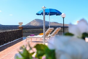 Terrace/patio - Villa Titán Close to National Park with Pool, Terrace, Mountain Views & Wi-Fi (Mancha blanca, Tinajo)