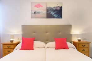 3 bedrooms, iron/ironing board, free WiFi, bed sheets - Villa Titán Close to National Park with Pool, Terrace, Mountain Views & Wi-Fi (Mancha blanca, Tinajo)