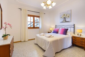 3 bedrooms, iron/ironing board, free WiFi, bed sheets