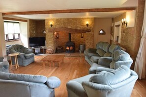 Rumah, 4 kamar tidur | Ruang keluarga | TV layar datar