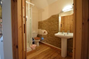 独立别墅, 4 间卧室 | 浴室 | 浴缸、毛巾、洗发水