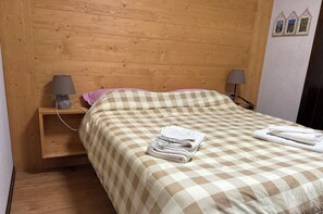 3 dormitoris, escriptori, planxa i posts de planxar i wifi gratuïta 