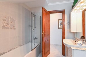 Ensemble douche/baignoire, bidet, serviettes fournies