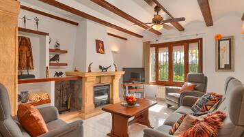 Télévision, cheminée, table de tennis de table