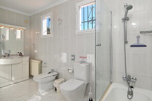 Suihkun ja ammeen yhdistelmä, bidee, pyyhkeet