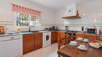 Een koelkast, een magnetron, een oven, een kookplaat