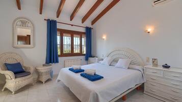 5 slaapkamers, een strijkplank/strijkijzer, wifi, beddengoed