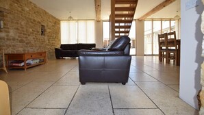 House, 3 Bedrooms | Living area - The Warren (Cheltenham)