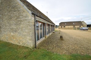Exterior - The Warren (Cheltenham)
