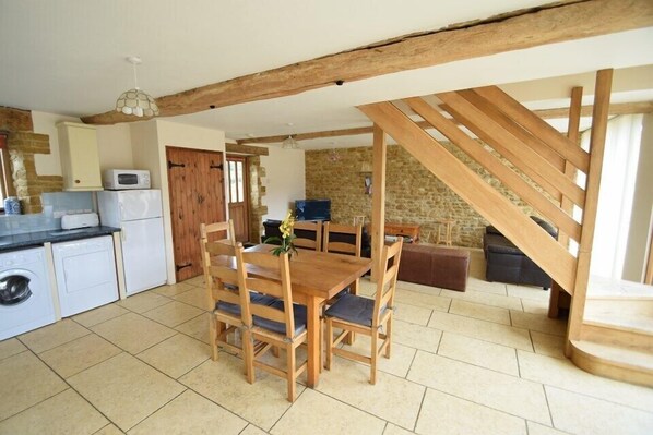 House, 3 Bedrooms | Private kitchen | Full-size fridge, microwave, oven, stovetop