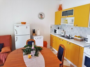 Apartment (Orange) | Private kitchen | Fridge, microwave, oven, stovetop - Anita Punta Skala (Zadar)