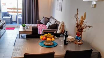 Een televisie, een dvd-speler en boeken