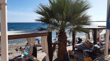 Ligstoelen aan het strand, strandlakens