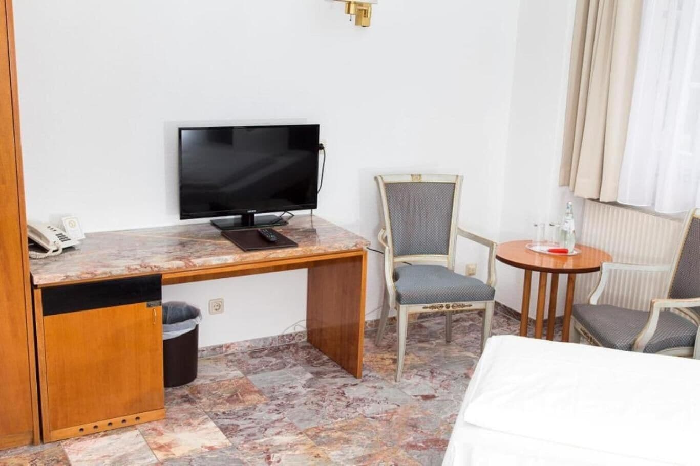 hypo-allergenic bedding, desk, free wifi, bed sheets