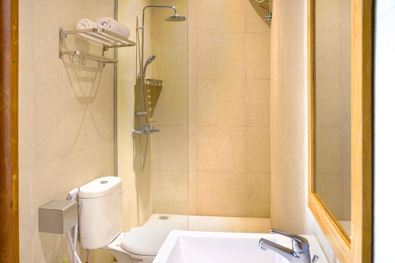 Une salle de bain moderne équipée d’une douche, de toilettes et d’un lavabo.