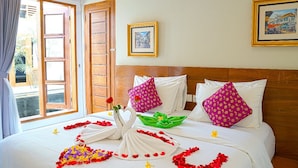 A hotel room with a bed, a window, and a door. - IOOVE Tanjung Seminyak Suites (Seminyak)