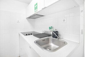 Fridge, microwave, oven, stovetop - Nomad's Castel Lisbon - 1BDR The Reader (Lisboa ciudad)