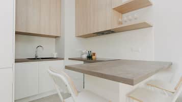 Refrigerador con freezer, horno, placa de cocina, lavavajillas