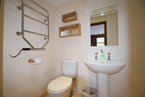 Departamento, 2 habitaciones (The Fold) | Baño | Tina y toallas 