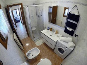 Ducha, secador de pelo, bidet, toallas