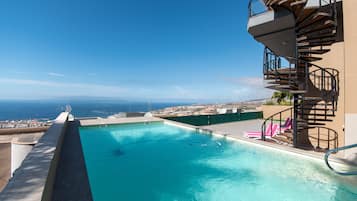 Piscina all'aperto, una piscina riscaldata