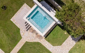 Jetted bathtub