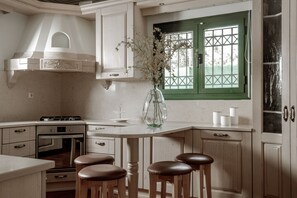 Luxe villa | Privékeuken | Een koelkast/vriezer, een magnetron, een oven, een kookplaat