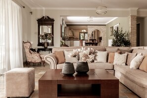 Een 42-inch flatscreentelevisie met satellietzenders en een televisie