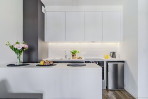 Apartamento exclusivo | Cocina privada | Frigorífico, horno, placa de cocina y lavavajillas