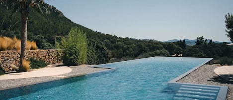 Indendørs pool, sæsonbestemt udendørs pool, parasoller, liggestole