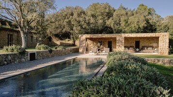 Prémium ágynemű, pehelypaplan, memóriahabos ágy és minibár