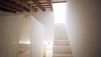 Eine Treppe mit Holzboden und weißer Wand.