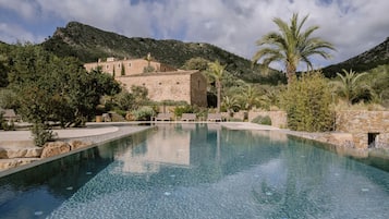 Een binnenzwembad en een seizoensgebonden buitenzwembad