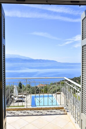 Property grounds - Private Villa with Breathtaking sea view, Swimming pool, Near the beach (Skaloma, Phokis)