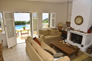 Smart TV, fireplace, DVD player, stereo - Private Villa with Breathtaking sea view, Swimming pool, Near the beach (Skaloma, Phokis)