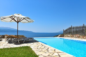 Outdoor pool - Private Villa with Breathtaking sea view, Swimming pool, Near the beach (Skaloma, Phokis)