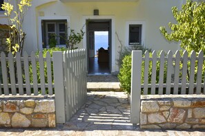 Property grounds - Private Villa with Breathtaking sea view, Swimming pool, Near the beach (Skaloma, Phokis)