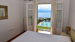 3 室のベッドルーム、デスク、アイロン / アイロン台、旅行用ベビーベッド