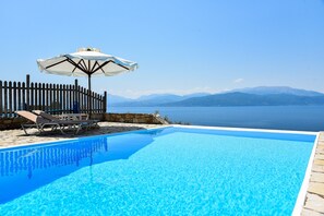 Outdoor pool - Private Villa with Breathtaking sea view, Swimming pool, Near the beach (Skaloma, Phokis)