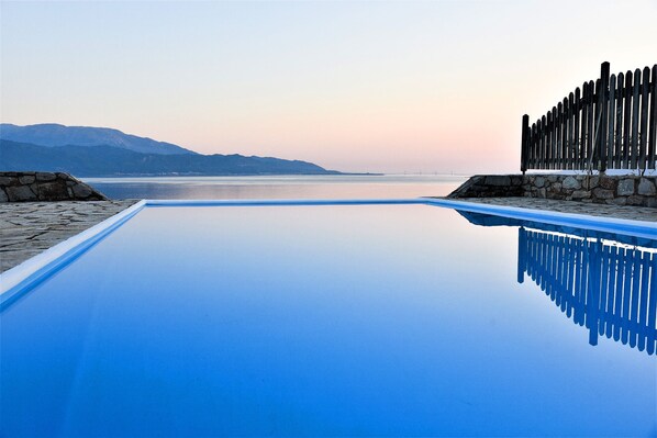 Outdoor pool - Private Villa with Breathtaking sea view, Swimming pool, Near the beach (Skaloma, Phokis)