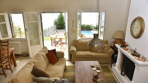 スマートテレビ、暖炉、DVD プレーヤー、ステレオ