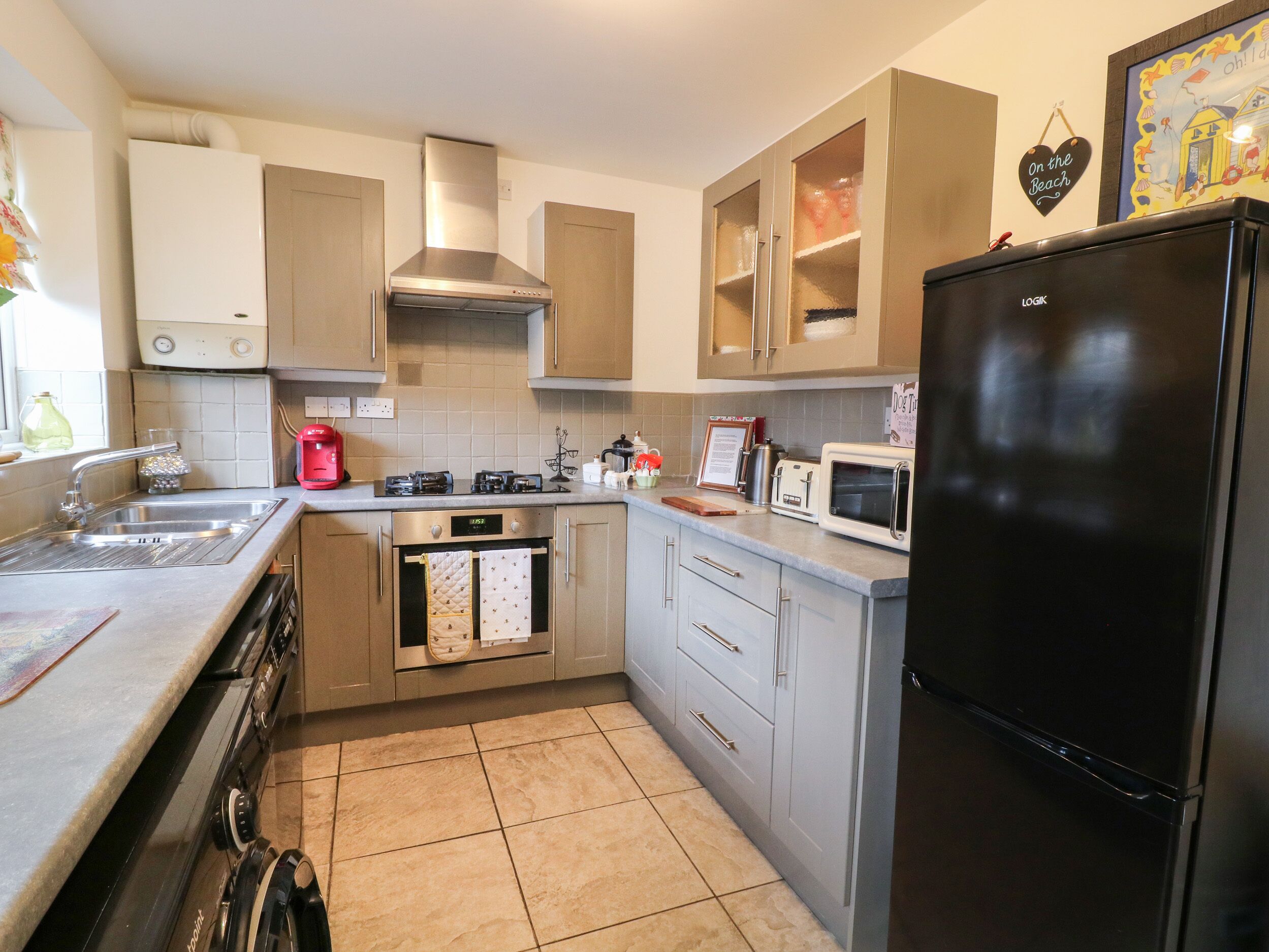 LITTLE DAISY COTTAGE, pet friendly, with hot tub in Hornsea