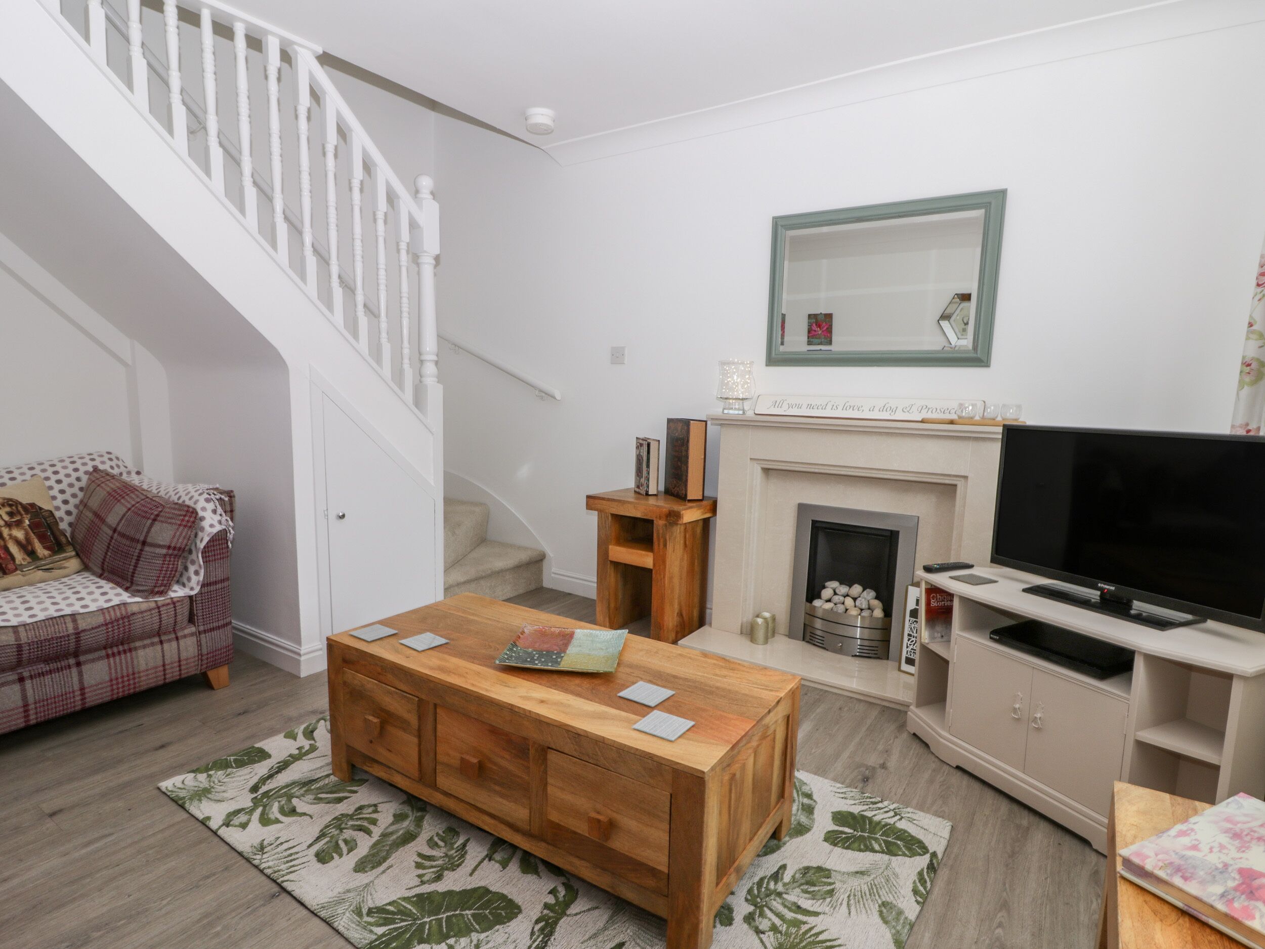LITTLE DAISY COTTAGE, pet friendly, with hot tub in Hornsea
