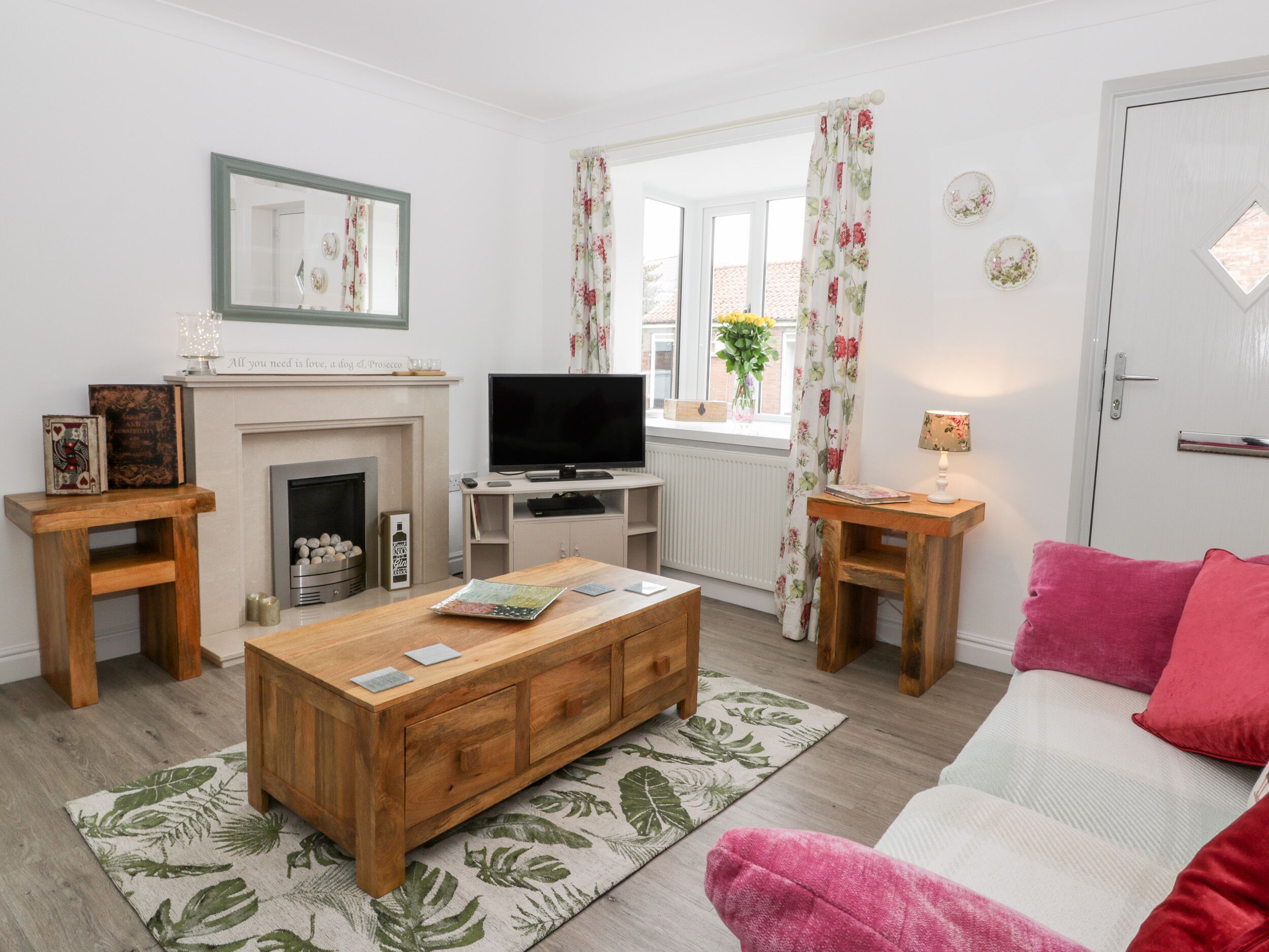 LITTLE DAISY COTTAGE, pet friendly, with hot tub in Hornsea